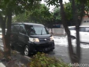 Sejumlah Jalan di Surabaya Banjir, Motor dan Mobil pada Mogok