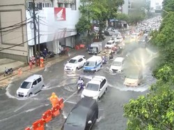Surabaya Diguyur Hujan Deras, Sejumlah Jalan Protokol Banjir