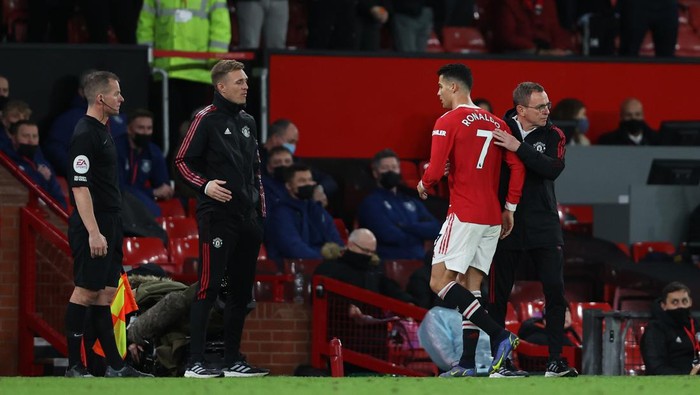MANCHESTER, ENGLAND - DECEMBER 30: Cristiano Ronaldo of Manchester United interacts with Ralf Rangnick, Manager of Manchester United after being substituted during the Premier League match between Manchester United and Burnley at Old Trafford on December 30, 2021 in Manchester, England. (Photo by Clive Brunskill/Getty Images)
