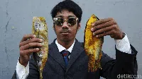 Curi Perhatian Pembeli, Pedagang Ikan Ini Berdandan Perlente