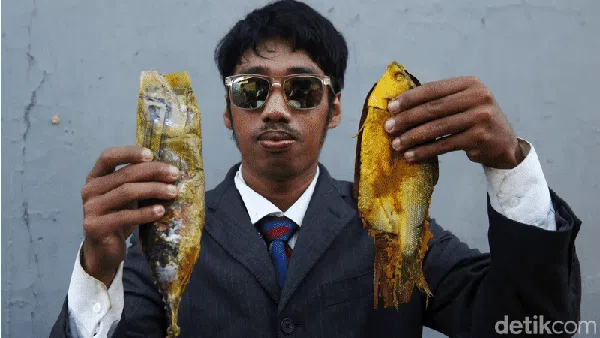 Curi Perhatian Pembeli, Pedagang Ikan Ini Berdandan Perlente