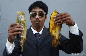 Curi Perhatian Pembeli, Pedagang Ikan Ini Berdandan Perlente Curi Perhatian Pembeli, Pedagang Ikan Ini Berdandan Perlente
