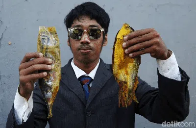 Curi Perhatian Pembeli, Pedagang Ikan Ini Berdandan Perlente