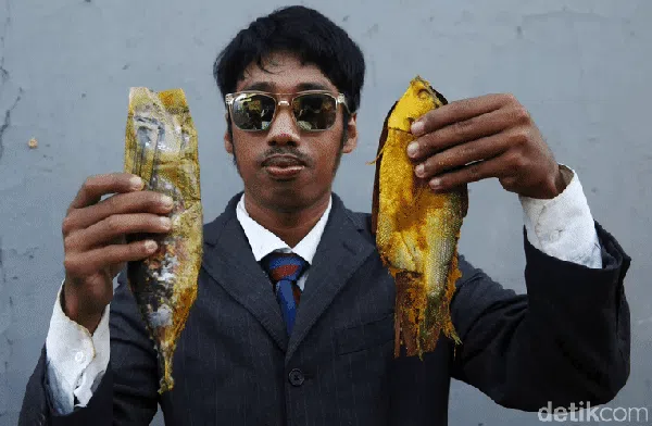 Curi Perhatian Pembeli, Pedagang Ikan Ini Berdandan Perlente