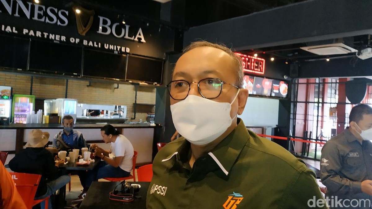 Foto: Dirut PT LIB Akhmad Hadian Lukita menanggapi soal sponsor bursa judi. (Sui Suadnyana/detikcom)