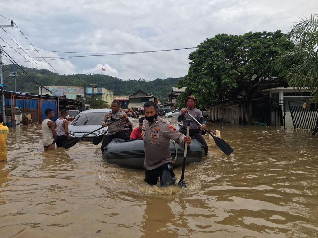 Banjir Jayapura, Tim Gabungan TNI-Polri Evakuasi Warga Sakit-Ibu Hamil