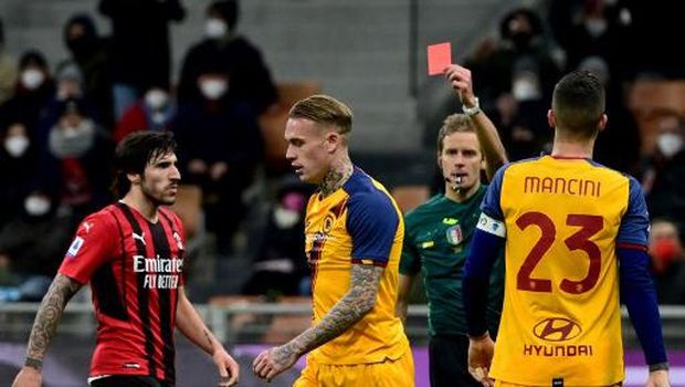 Roma's Dutch defender Rick Karsdorp (C) reacts as he receives a red card during the Italian Serie A football match AC Milan and AS Roma at the San Siro stadium in Milan on January 6, 2022. (Photo by Miguel MEDINA / AFP)