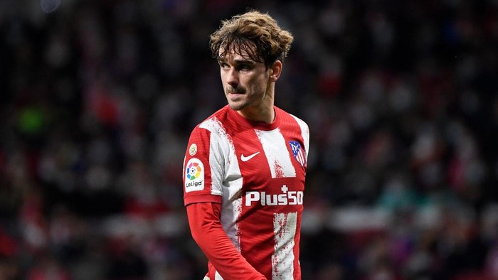(FILES) In this file photo taken on November 20, 2021 Atletico Madrids French forward Antoine Griezmann looks on during the Spanish league football match between Club Atletico de Madrid and CA Osasuna at the Wanda Metropolitano stadium in Madrid. - Atletico Madrids French forward Antoine Griezmann, along with four other including headcoach Diego Simeone, have tested positive to Covid-19, the club announced on December 30, 2021. (Photo by PIERRE-PHILIPPE MARCOU / AFP)