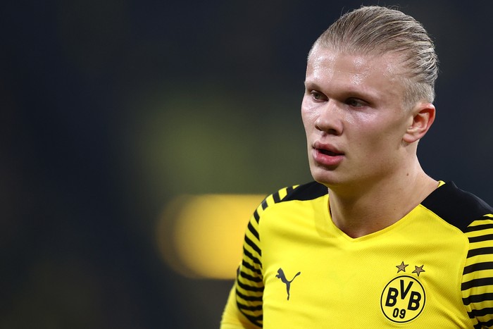 DORTMUND, GERMANY - DECEMBER 15: Erling Haaland of Borussia Dortmund looks on during the Bundesliga match between Borussia Dortmund and SpVgg Greuther Fürth at Signal Iduna Park on December 15, 2021 in Dortmund, Germany. (Photo by Dean Mouhtaropoulos/Getty Images)
