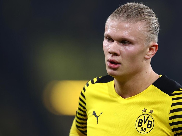 DORTMUND, GERMANY - DECEMBER 15: Erling Haaland of Borussia Dortmund looks on during the Bundesliga match between Borussia Dortmund and SpVgg Greuther Fürth at Signal Iduna Park on December 15, 2021 in Dortmund, Germany. (Photo by Dean Mouhtaropoulos/Getty Images)