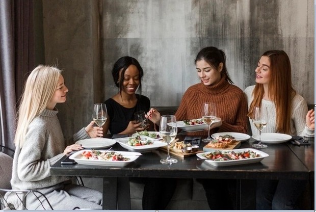 Ilustrasi dinner/ Foto: Freepik.com