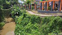Ini TKP Tepi Kali Pitara Depok yang Bikin Emak-emak Terperosok
