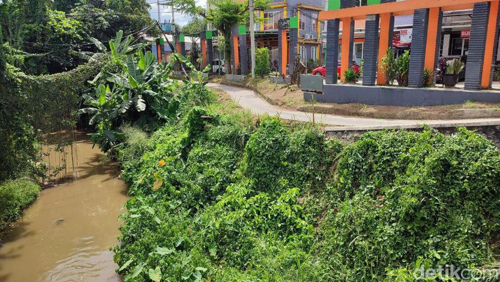 Ini TKP Tepi Kali Pitara Depok yang Bikin Emak-emak Terperosok Ini TKP Tepi Kali Pitara Depok yang Bikin Emak-emak Terperosok