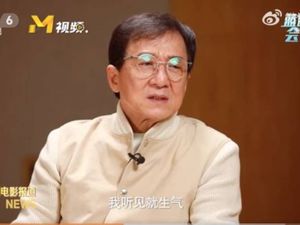 Jackie Chan Tertangkap Kamera, Lagi Angkut Kardus Bantu Korban COVID-19 Jackie Chan Tertangkap Kamera, Lagi Angkut Kardus Bantu Korban COVID-19