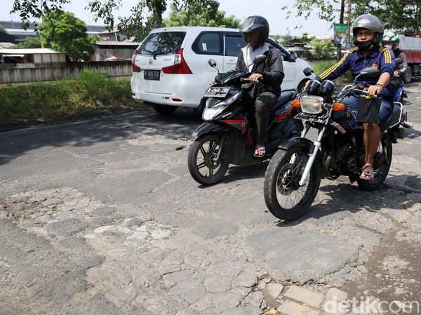 Menyusuri Jalan Kalimalang Tambun yang Rusak dan Bergelombang