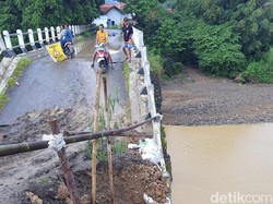Jembatan Putus, Warga 5 RW di Brebes Perlu 1,5 Jam untuk Keluar Desa