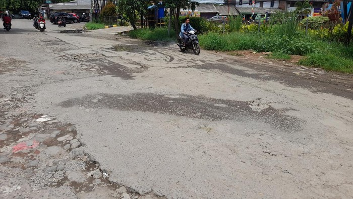 Hati-hati Jalan Rusak di Jl Saluran Irigasi Gempol, Pondok Ungu Bekasi
