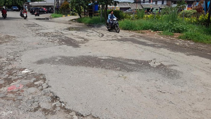 Hati-hati Jalan Rusak di Jl Saluran Irigasi Gempol, Pondok Ungu Bekasi Hati-hati Jalan Rusak di Jl Saluran Irigasi Gempol, Pondok Ungu Bekasi