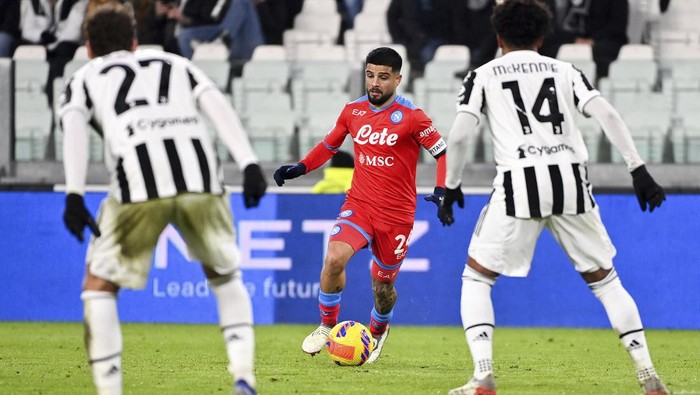 Napolis Lorenzo Insigne, center, controls the ball past Juventus Manuel Locatelli, left, and Weston McKennie during the Italian Serie A soccer match between Juventus and Napoli at the Allianz stadium in Turin, Italy, Thursday, Jan. 6, 2022. (Fabio Ferrari/LaPresse via AP)
