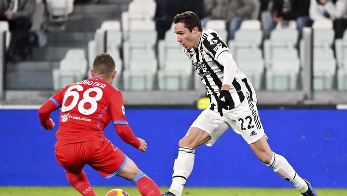 Juventus Federico Chies right, and Napolis Stanislav Lobotka battle for the ball during the Italian Serie A soccer match between Juventus and Napoli at the Allianz stadium in Turin, Italy, Thursday, Jan. 6, 2022. (Fabio Ferrari/LaPresse via AP)