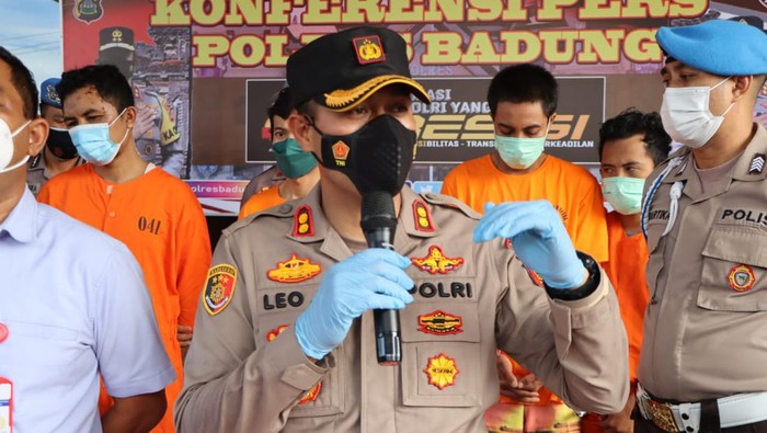 Kapolres Badung AKBP Leo Dedy Defretes dikala jumpa pers problem narkoba di Badung