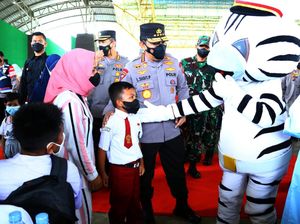 Tinjau Vaksinasi Serentak, Kapolri Ingatkan Syarat Sekolah Tatap Muka 100%