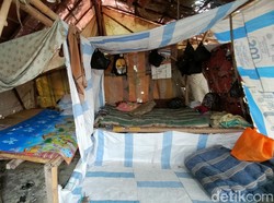 Pilu Keluarga Huni Gubuk Reot Beralaskan Tanah di Majalengka