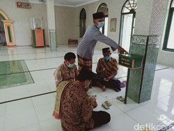 Viral! Aksi 5 ABG Kuras Kotak Amal Masjid di Klaten