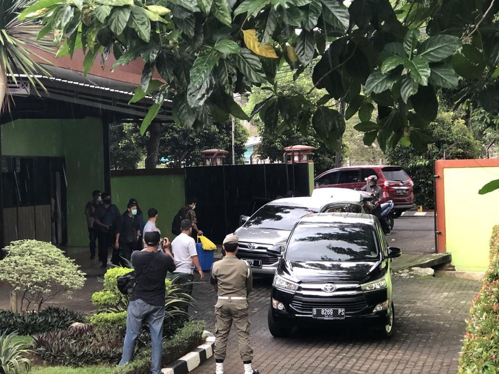 Penyidik KPK Bawa 2 Koper Usai Geledah Pendopo Wali Kota Bekasi