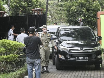 Momen Penyidik KPK Bawa 2 Koper Usai Geledah Pendopo Walkot Bekasi