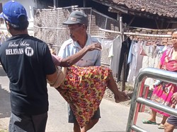 Dikeroyok Tawon Vespa, Mbah Sadinem di Klaten Dilarikan ke IGD