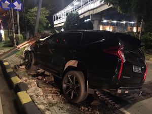 Brukk!! Pajero Ringsek Tabrak Tiang Rambu di Manggarai Jaksel