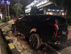 Brukk!! Pajero Ringsek Tabrak Tiang Rambu di Manggarai Jaksel
