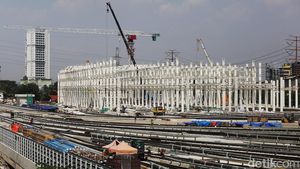 Super Sibuk, Para Pekerja Terus Selesaikan Depo LRT Bekasi