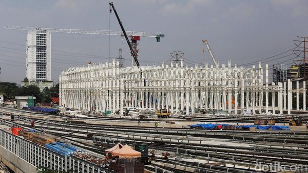 Super Sibuk, Para Pekerja Terus Selesaikan Depo LRT Bekasi
