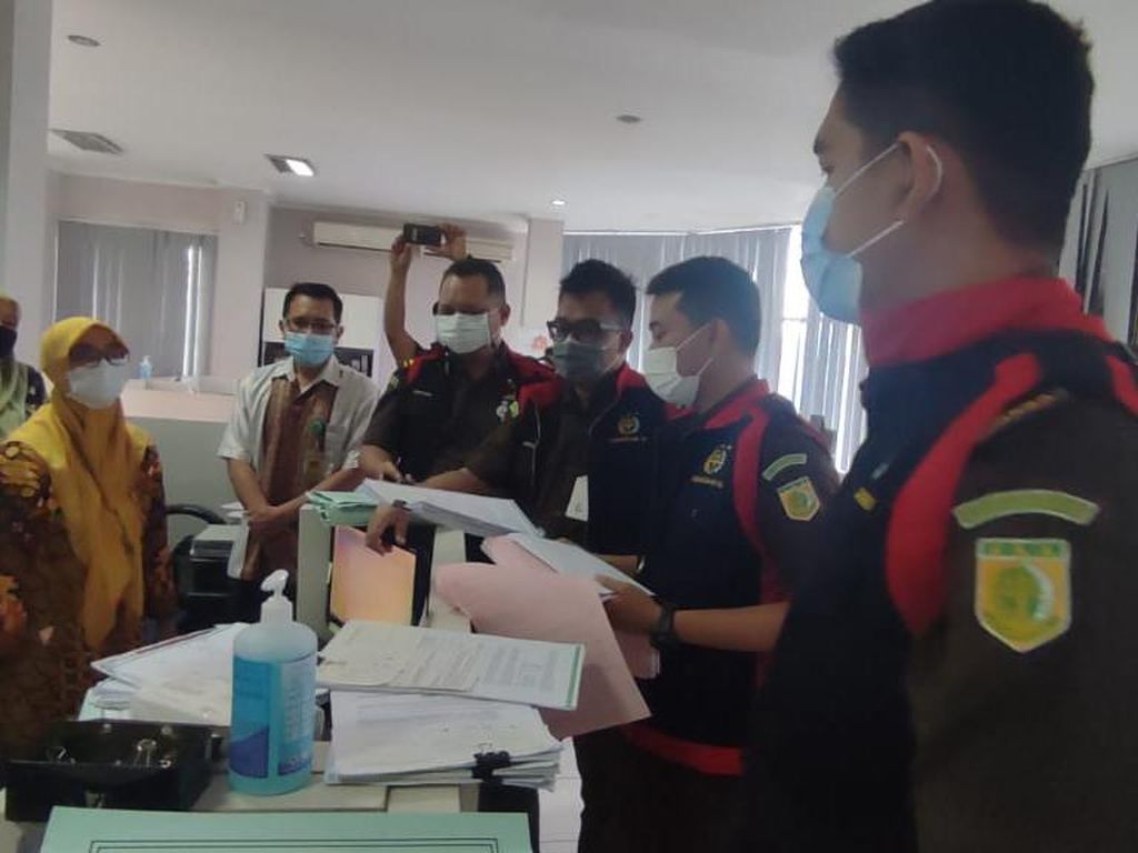 Usut Dugaan Korupsi, Kejari Geledah Kantor Bank Milik Pemkot Cilegon Usut Dugaan Korupsi, Kejari Geledah Kantor Bank Milik Pemkot Cilegon
