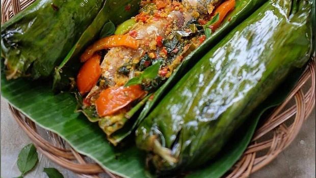 Pepes ikan bisa jadi opsi sajian menu keluarga yang dimasak tanpa minyak