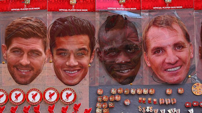 Philippe Coutinho, Steven Gerrard LIVERPOOL, ENGLAND - OCTOBER 25: (L-R) Steven Gerrard, Philippe Coutinho, Mario Balotelli and Brendan Rodgers face masks are displayed for sale at a stall outside the stadium before the Barclays Premier League match between Liverpool and Hull City at Anfield on October 25, 2014 in Liverpool, England. (Photo by Alex Livesey/Getty Images)