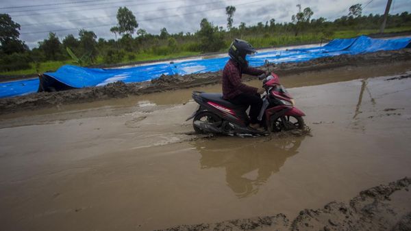 Proyek Tak Kunjung Selesai, Jalan Trans Kalimantan Bak Kubangan