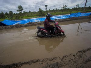 Proyek Tak Kunjung Selesai, Jalan Trans Kalimantan Bak Kubangan