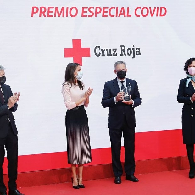 Ratu Letizia dengan rok plisket