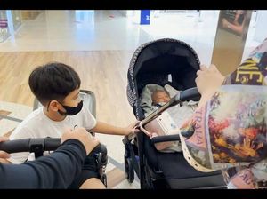 Penampakan Stroller Dior Ratusan Juta Curi Perhatian saat Rayyanza Perdana Diajak Nge-Mall