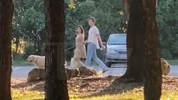 Shawn Mendes  & Camila Cabello tertangkap kamera TMZ.com tengah jalan berduaan ditemani anjing Shawn bernama Tarzan.
