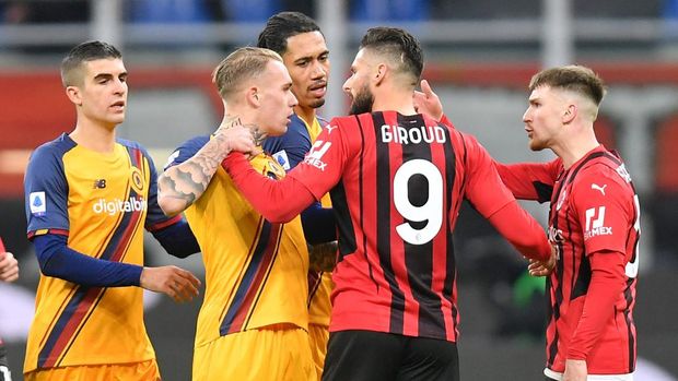 Soccer Football - Serie A - AC Milan v AS Roma - San Siro, Milan, Italy - January 6, 2022 AC Milan's Alexis Saelemaekers clashes with AS Roma's Rick Karsdorp REUTERS/Daniele Mascolo