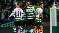 Sporting CP, klub masa muda Ronaldo selalu membuka pintu untuk menyambut CR7 kembali pulang. Ronaldo mengawali karier di klub asal Portugal itu dari memperkuat tim akademi sampai tembus ke skuad utama dari rentang tahun 1997 sampai 2003 (Getty Images/Octavio Passos)