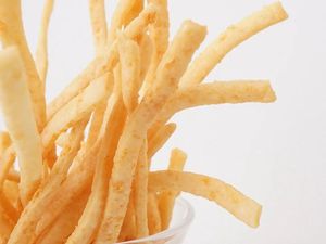 Stik Keju Renyah, Cocok buat Camilan di Rumah dan Jadi Taburan Makanan