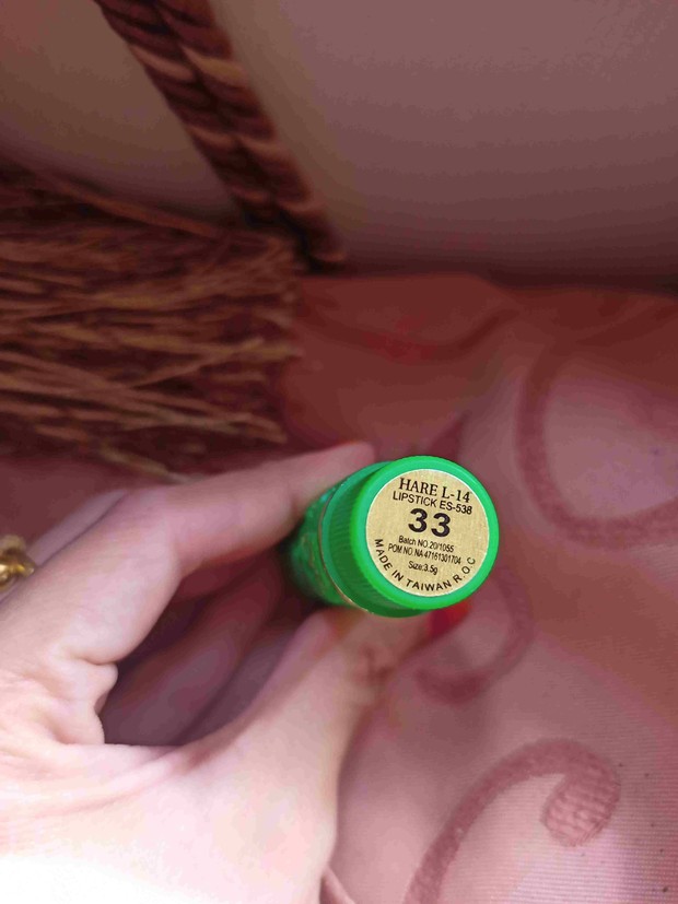 Stiker Merek/ Foto: Ade Irma Suryani Lipstik Arab yang asli terdapat stiker merek pada bagian bawahnya beserta keterangan lain.