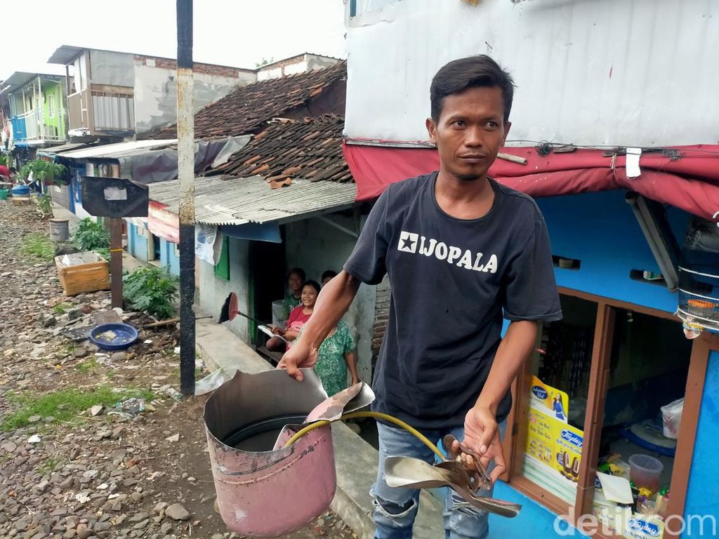 Tukang Servis AC di Surabaya Dilarikan ke RS Setelah Tabung Freon Meledak Tukang Servis AC di Surabaya Dilarikan ke RS Setelah Tabung Freon Meledak