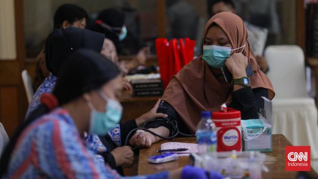 Target Kebutuhan Darah PMI Warga mengikuti donor darah di Masjid Al-Azhar, Jakarta Selatan, Jumat (7/1/2022). Pelaksanaan donor darah tersebut untuk mengejar target kebutuhan darah PMI sebanyak 21.000 kantong per tahun. CNN Indonesia/Adi Maulana Ibrahim