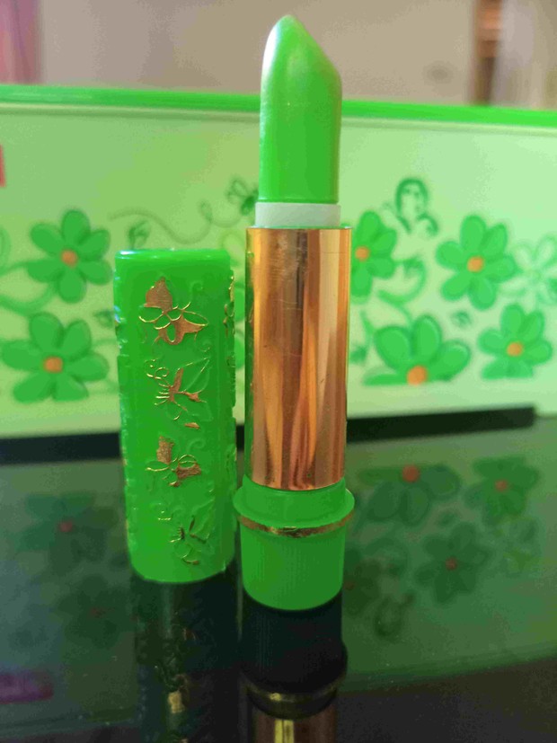 Tekstur dan Warna/ Foto: Ade Irma Suryani Lipstik Arab aali memiliki tekstur yang rata dan warna hijau merata.